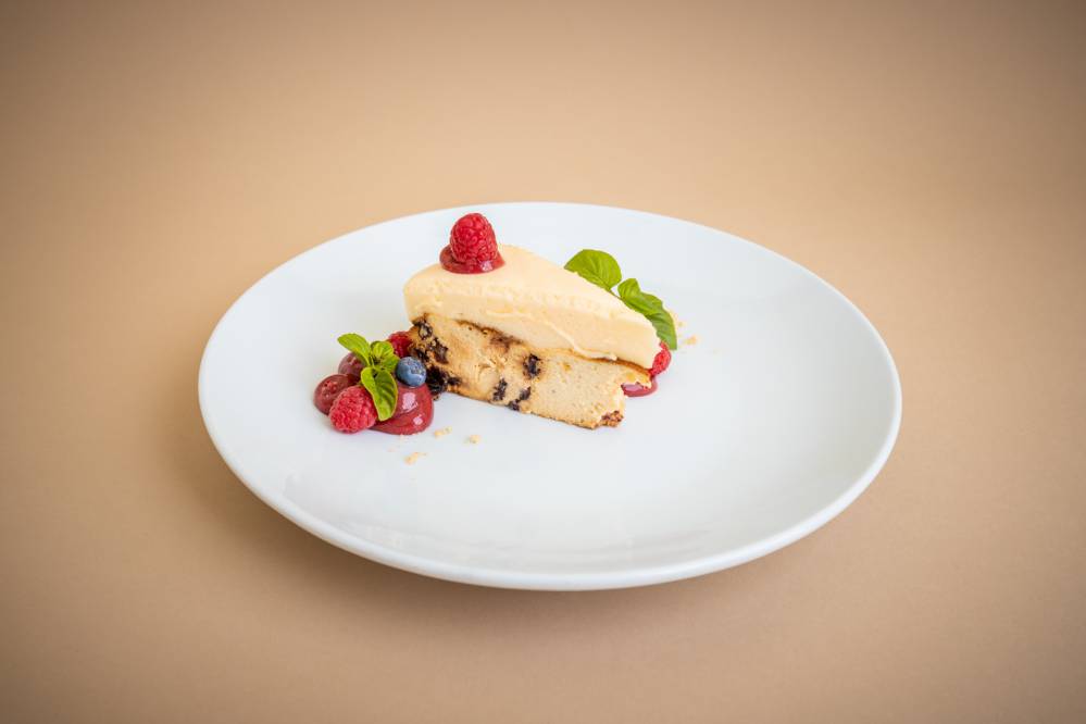 Restauracja Cysterska - Sernik, szpajza cytrynowa, rabarbar, kruszonka (1)